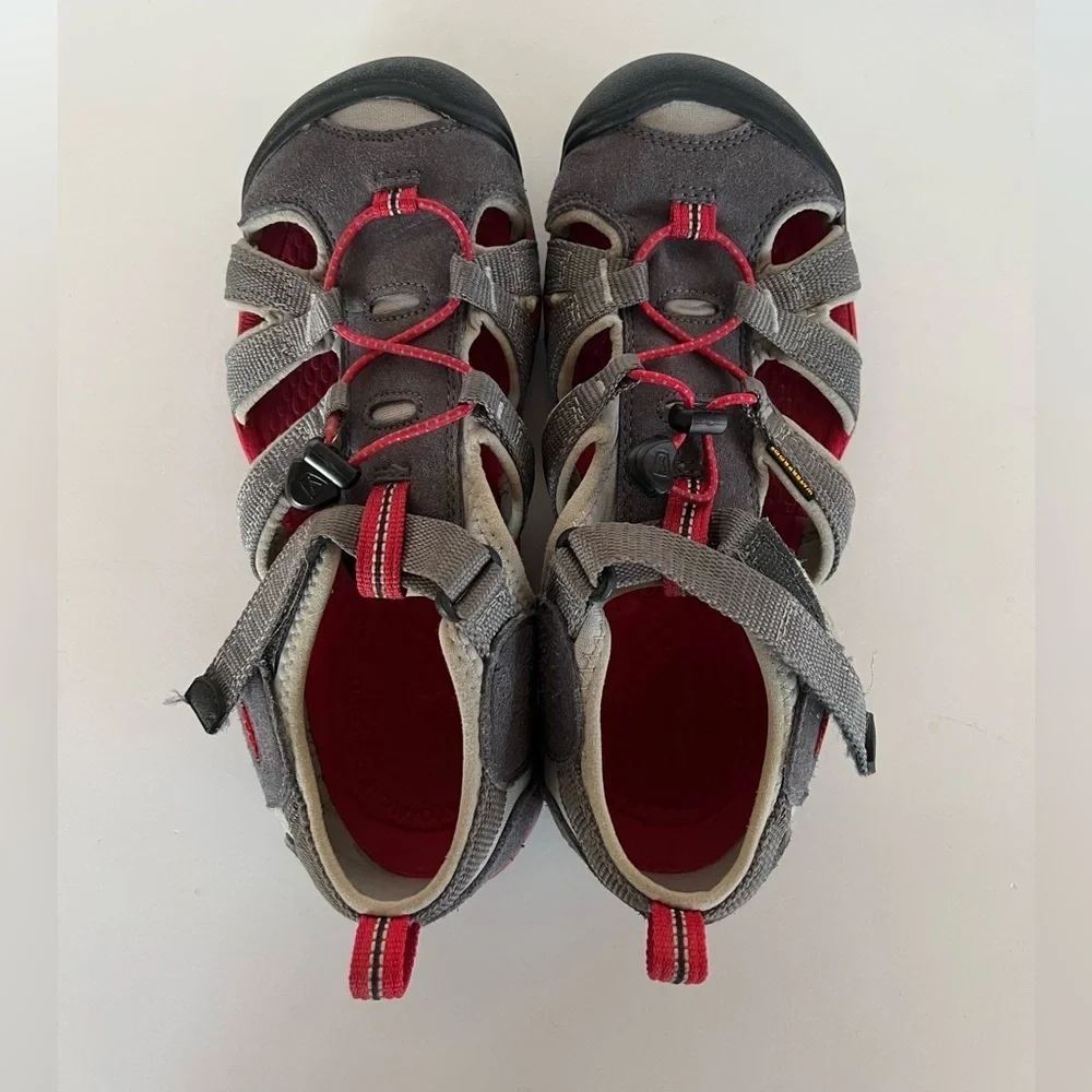 Keen Seacamp II CNX Gray and Red Youth Sandals, Big Boy Size 5